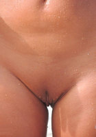 Красивая дамочка загорает на пляже 10 фото Красивая дамочка загорает на пляже 10 фото