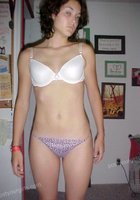 Худая девушка вертится перед камерой в стрингах и лифчике 2 фото Худая девушка вертится перед камерой в стрингах и лифчике 2 фото