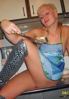 Похотливые телки сидят, раздвинув ноги 17 фото Похотливые телки сидят, раздвинув ноги 17 фото