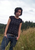 Большегрудая эмо-девушка раздевается в поле и светит киской 1 фото Большегрудая эмо-девушка раздевается в поле и светит киской 1 фото