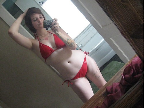 Девки фотографируются перед зеркалом, прикрывая сиськи 7 фотография