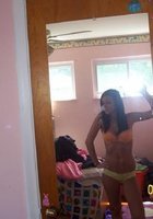 Фоткает себя и отправляет снимки парню 1 фото Фоткает себя и отправляет снимки парню 1 фото