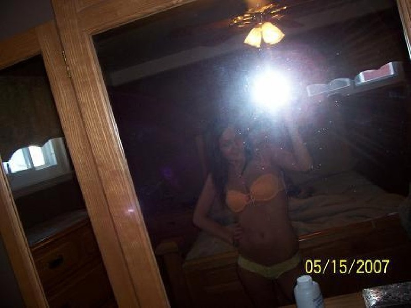 Фоткает себя и отправляет снимки парню 6 фотография