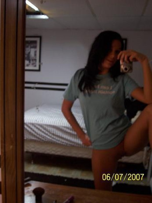 Фоткает себя и отправляет снимки парню 12 фотография