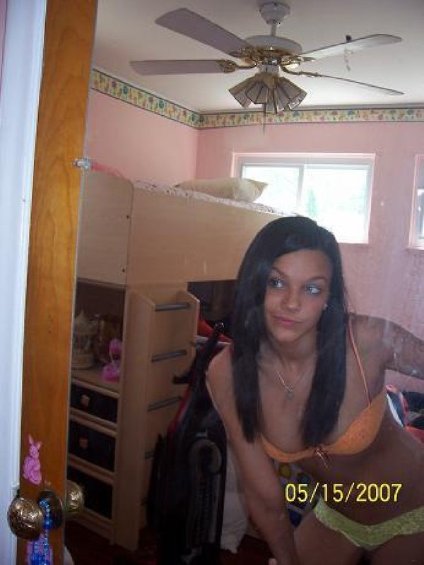 Фоткает себя и отправляет снимки парню 3 фотография