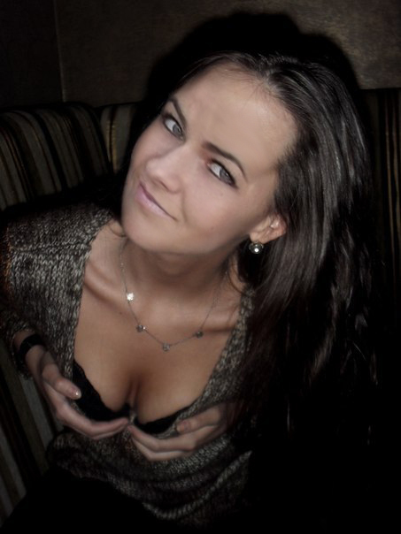 Брюнетка показывает своё красивое тело в одежде и без 1 фотография