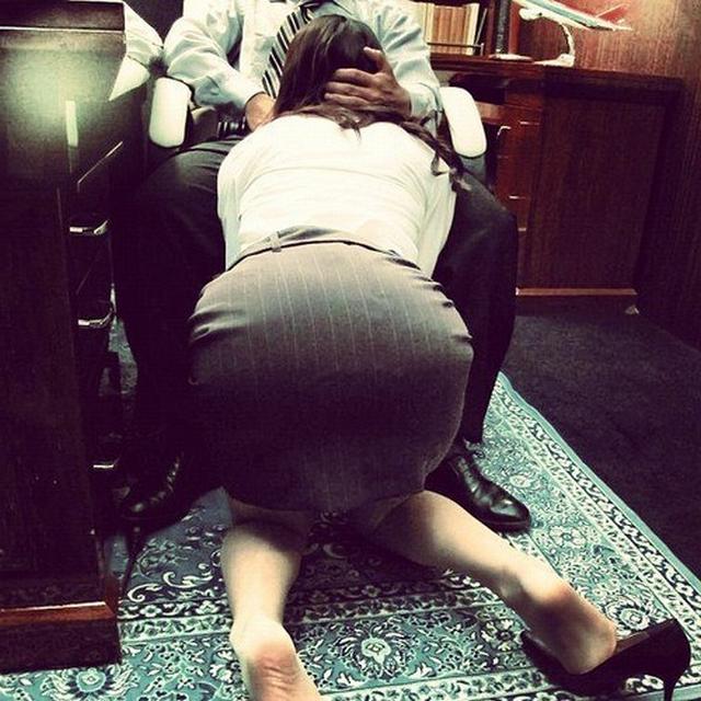 Похотливая телочка с удовольствием заглатывает пенис 10 фотография