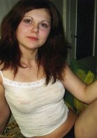 Подруга показывает киску на кровати у себя дома 2 фото