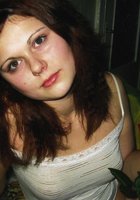 Подруга показывает киску на кровати у себя дома 4 фото