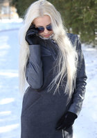 Длинноногая блондинка с косичкой шалит в чулках на софе 1 фото Длинноногая блондинка с косичкой шалит в чулках на софе 1 фото