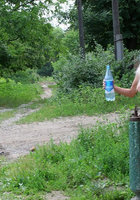 Блондинка посреди улицы разделась догола шокируя прохожих 11 фото