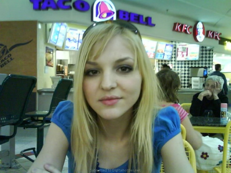 Молодая блонда посетила магазин и разделась дома 12 фотография