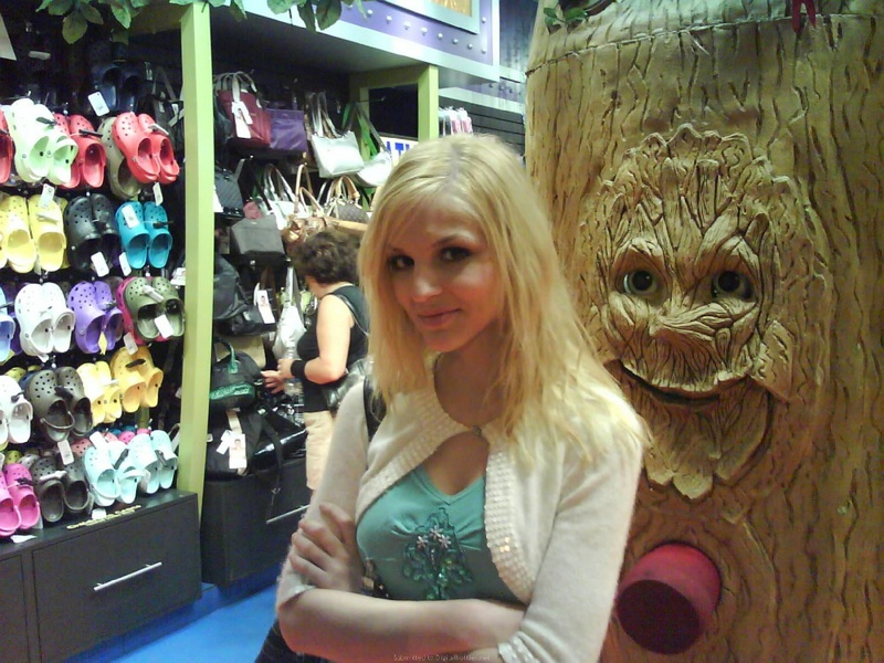 Молодая блонда посетила магазин и разделась дома 7 фотография