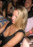 Пьяные давалки показывают сиськи в ночных клубах 3 фото