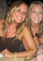 Пьяные давалки показывают сиськи в ночных клубах 14 фото