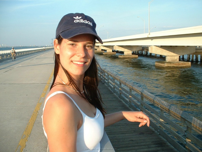 Девушка получила сперму на лицо, лежа на кровати 1 фотография