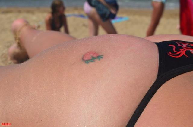 Зрелая мамаша отжигает на курорте 2 фотография