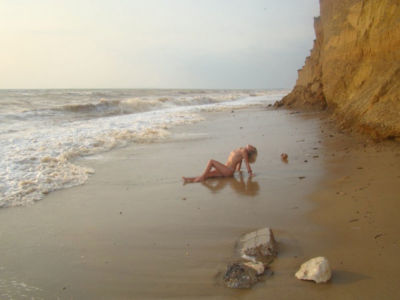 Мамка раздевается до гола даже зимой на улице 16 фотография