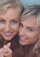 Кучерявые блондинки моют голые тела друг дружки под душем 10 фото