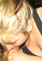 Блондинка в черной майке отсасывает член 10 фото Блондинка в черной майке отсасывает член 10 фото