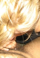 Блондинка в черной майке отсасывает член 6 фото Блондинка в черной майке отсасывает член 6 фото