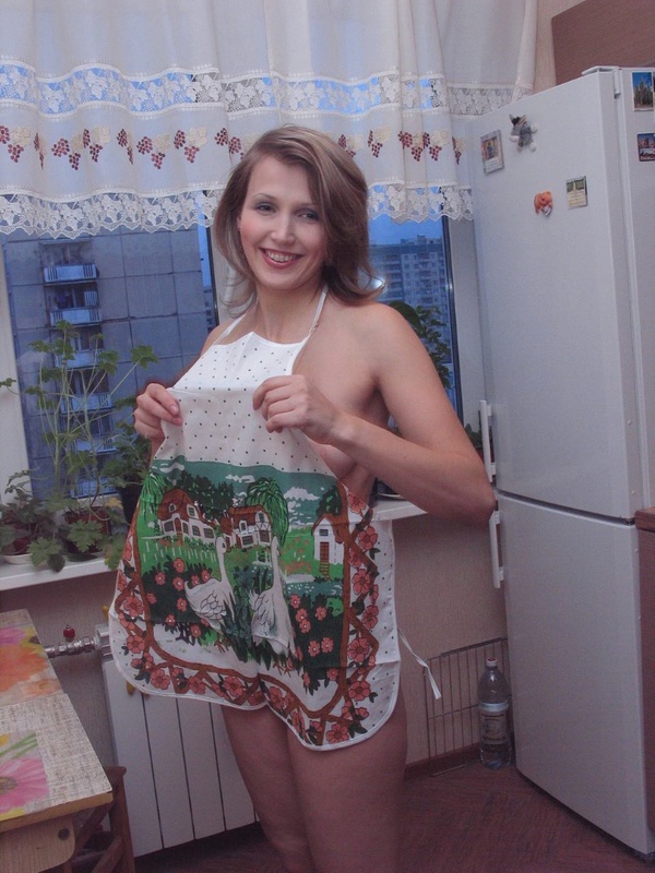 Домохозяйка выполняет бытовые задачи без одежды 16 фотография