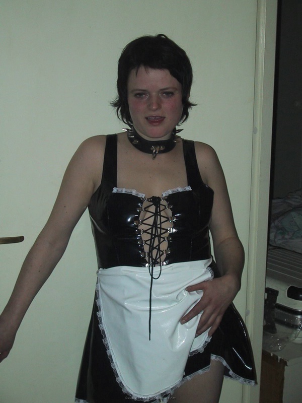 Похотливая женщина в ролевом костюме ублажает двоих мужчин 18 фотография