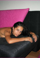 Брюнетка позирует топлесс и занимается сексом 2 фото