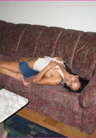 Брюнетка позирует топлесс и занимается сексом 1 фото