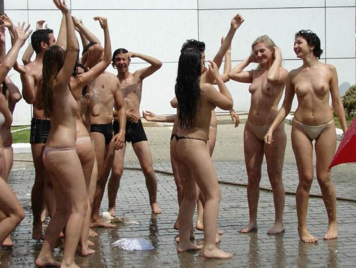 Тусовщицы снимают белье в публичных местах 6 фотография