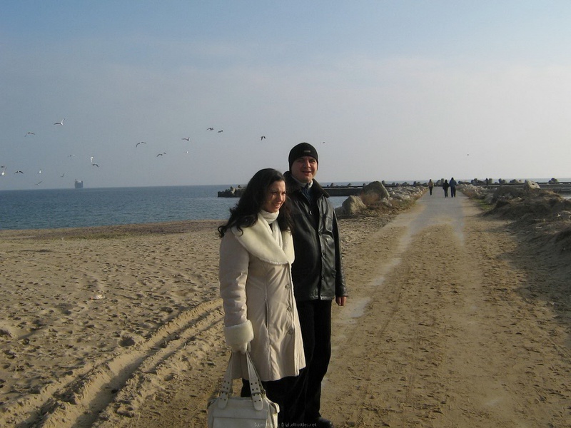 Девушки в красивых купальниках отдыхают на пляже 4 фотография