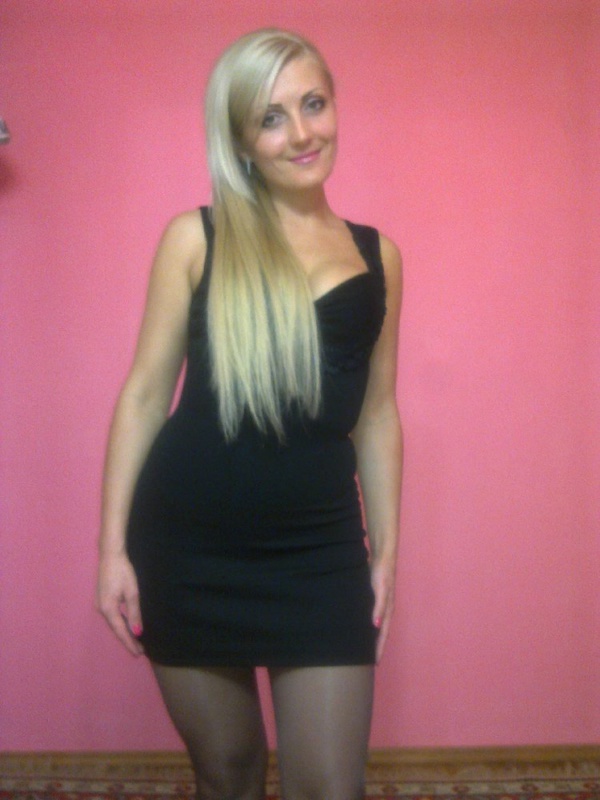 Развращенная блондинка хвастается короткими нарядами 1 фотография