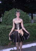 Очаровательная блондинка в красном пеньюаре широко улыбается 3 фото