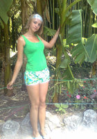 Очаровательная блондинка в красном пеньюаре широко улыбается 2 фото