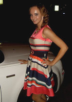 Очаровательная блондинка в красном пеньюаре широко улыбается 6 фото