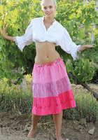 Очаровательная блондинка в красном пеньюаре широко улыбается 5 фото