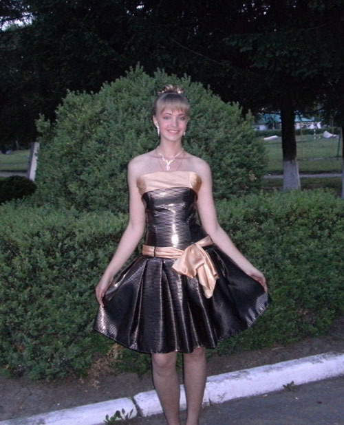 Очаровательная блондинка в красном пеньюаре широко улыбается 3 фотография