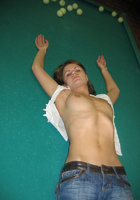 Голая мамка взобралась на бильярдный стол 17 фото