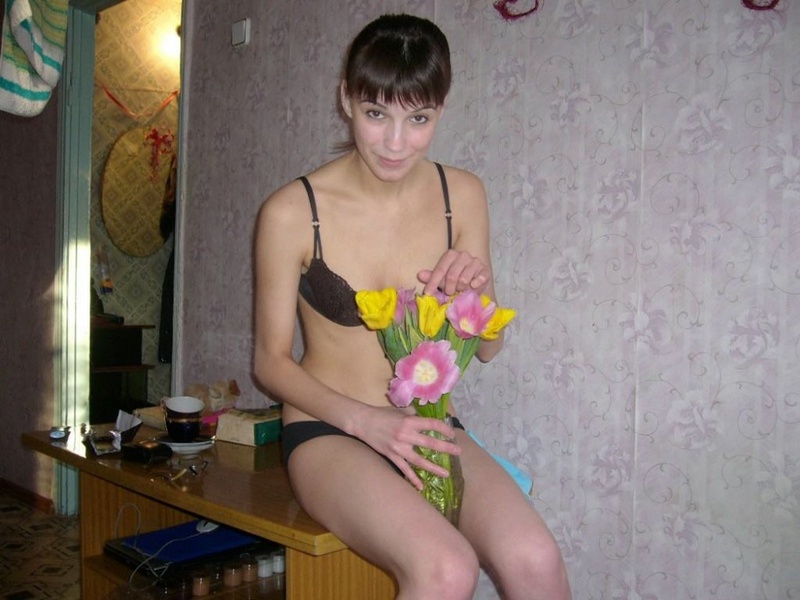 Молодая брюнетка занимается сексом сидя в машине 1 фотография