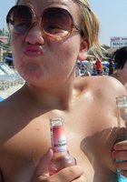 Скрытая камера снимает сиськи женщин загорающих топлес на пляже 1 фото