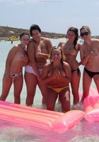 Скрытая камера снимает сиськи женщин загорающих топлес на пляже 10 фото