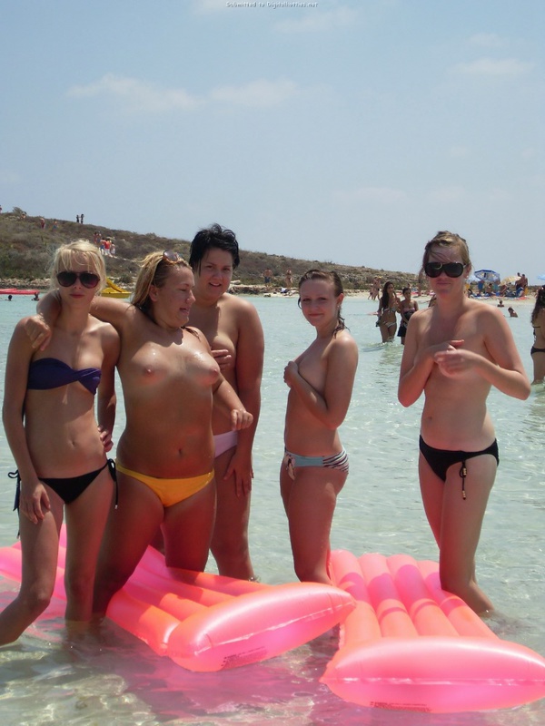 Скрытая камера снимает сиськи женщин загорающих топлес на пляже 9 фотография