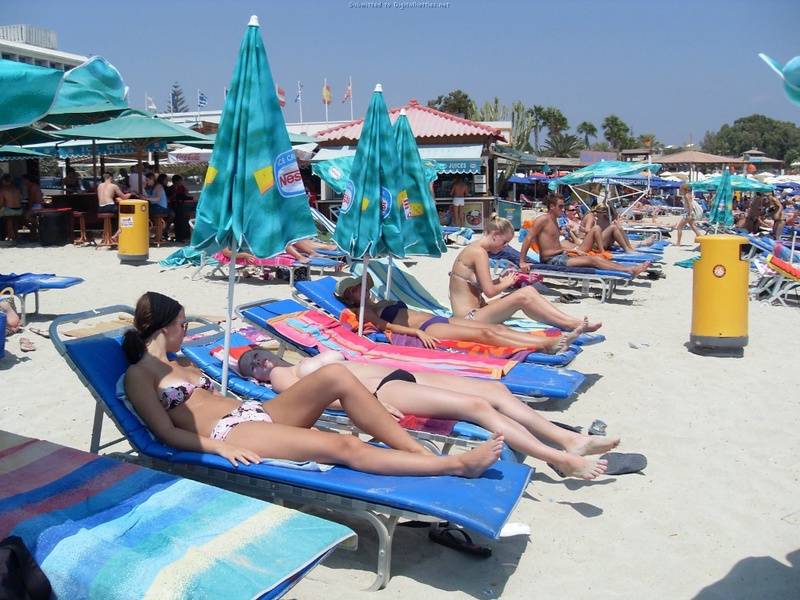 Скрытая камера снимает сиськи женщин загорающих топлес на пляже 3 фотография