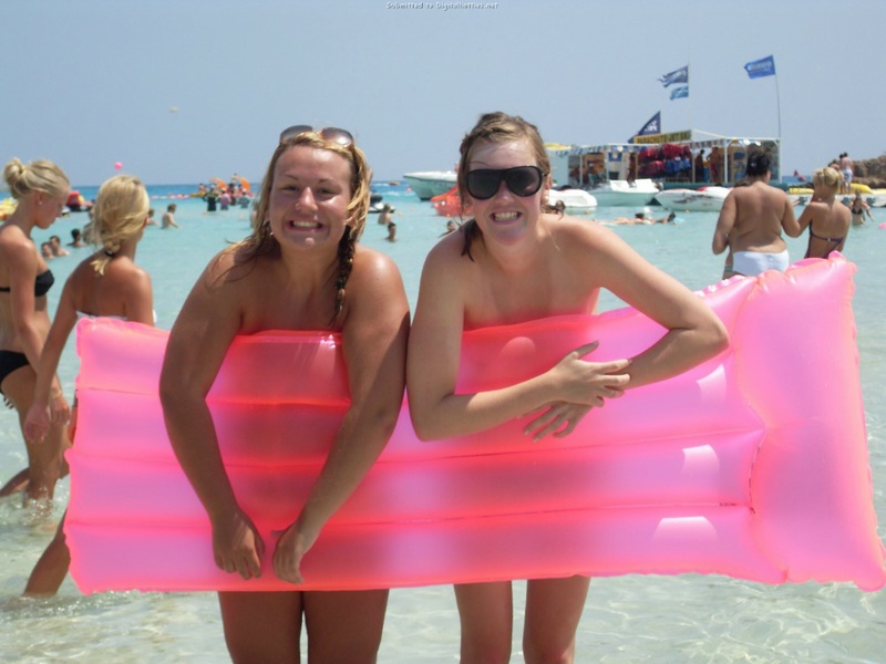 Скрытая камера снимает сиськи женщин загорающих топлес на пляже 2 фотография