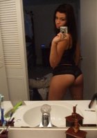 Страстные чиксы снимают себя голышом перед зеркалом 1 фото