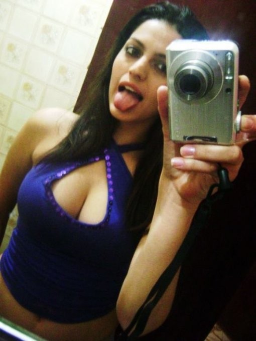 Страстные чиксы снимают себя голышом перед зеркалом 3 фотография