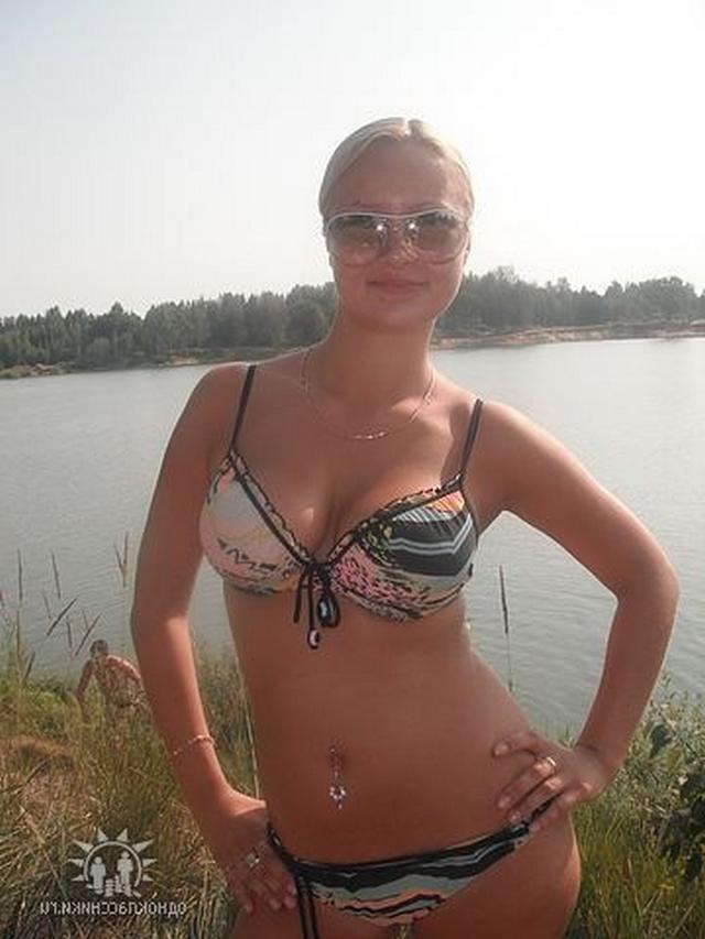 Девушки в купальниках позируют на пляжах 2 фотография