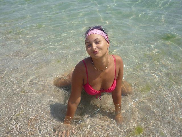 Девушки в купальниках позируют на пляжах 13 фотография