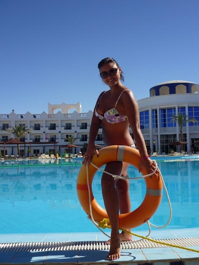 Девушки в купальниках позируют на пляжах 8 фотография