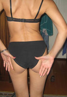 Веселая жена сняла лифчик и засветила маленькую грудь 3 фото